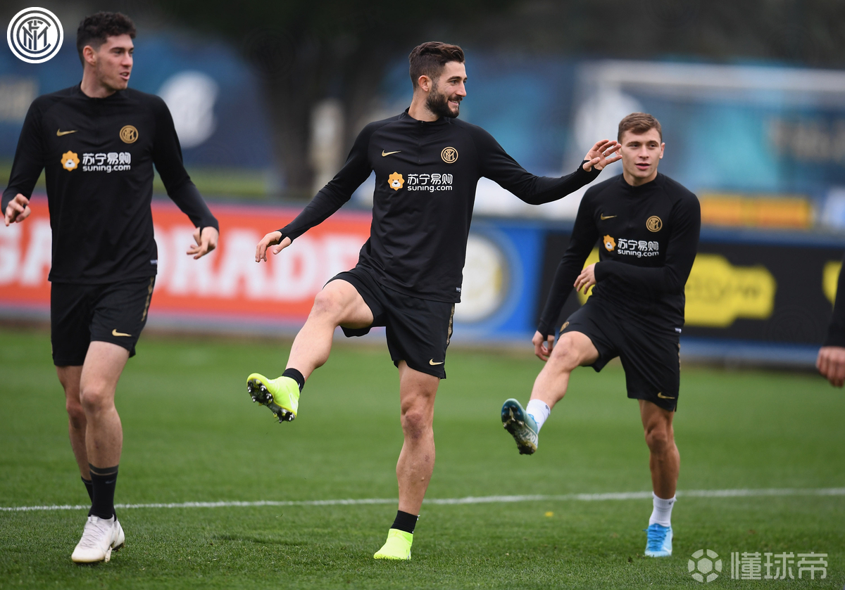 阿雅克肖队员努力训练备战周末比赛 