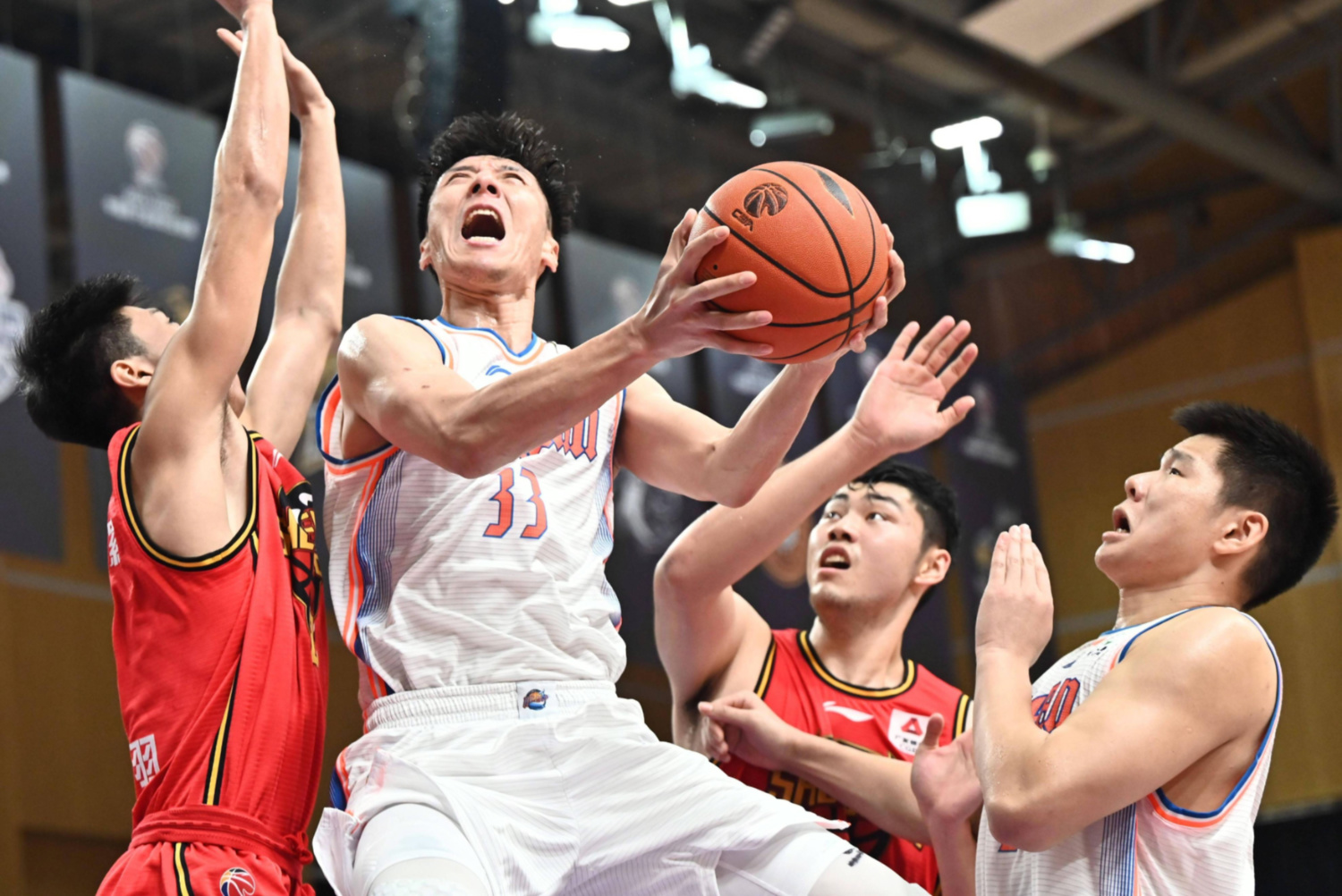 乐竞体育官网-力求完美！队伍在赛场上追求团队默契和个人突破 